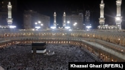 Iraq/Saudia Arabia - Pilgrims at Hajj pilgrimage, Mecca, 24Oct2012