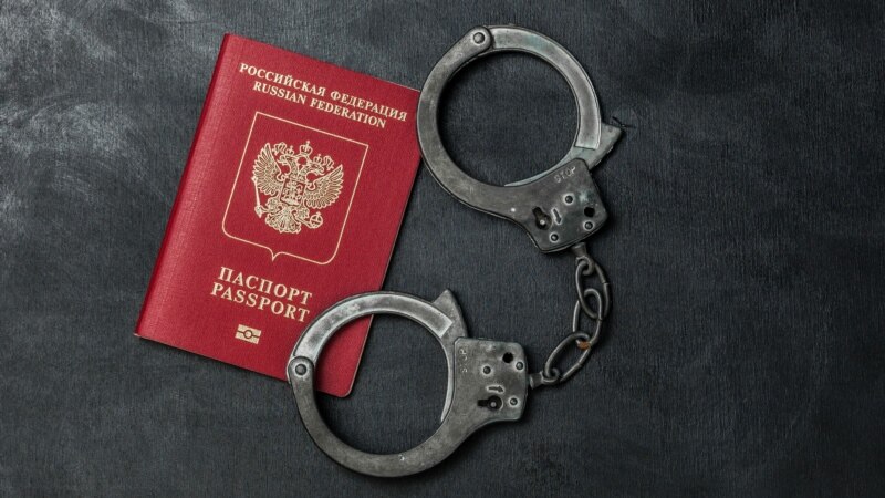 Россия: суд арестовал активиста на 15 суток за баннеры про Крым и Путина