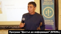 Димитър Пецов с наградата "Златен ключ", връчена му през 2017 г. от Програма "Достъп до информация".
