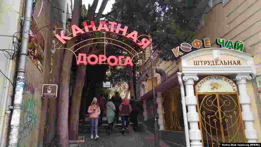 Yalta üzerinde&nbsp;alatlı yoldan yürmege avesliler er vaqıt bar
