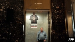 Izborni plakat Donalda Trampa u liftu zgrade Tramp u Njujorku
