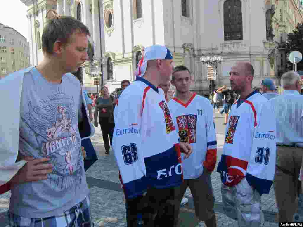 Русиянең "Локомотив" (Ярославль) такымында уйнаган Йозеф Вашичек, Ян Марек, Карел Рахунек белән хушлашырга 11 сентябрь Праганың Искешәһәр мәйданына меңнәрчә кеше килде.