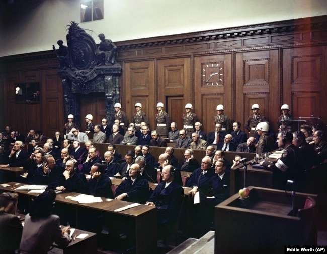 Подсудимые слушают часть приговора во время Нюрнбергского процесса над военными преступниками. Нюрнберг, 1946 г.