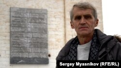 Мемориальная плита и ее автор Сергей Харюков