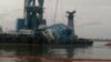 Підняття затонулого катеру «Іволга» із морського дна. Одеса, 19 жовтня 2015 року (Фото з твіттеру Геннадія Зубка)