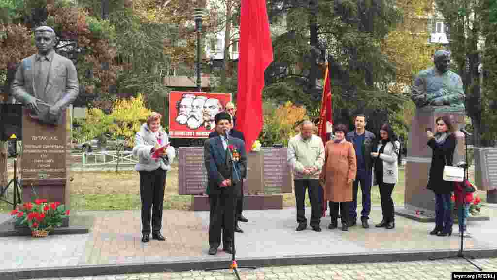 В ходе собрания также состоялось открытие стелы Пантеона Трудовой Славы с именем Героя Социалистического Труда Энвера Алиева.