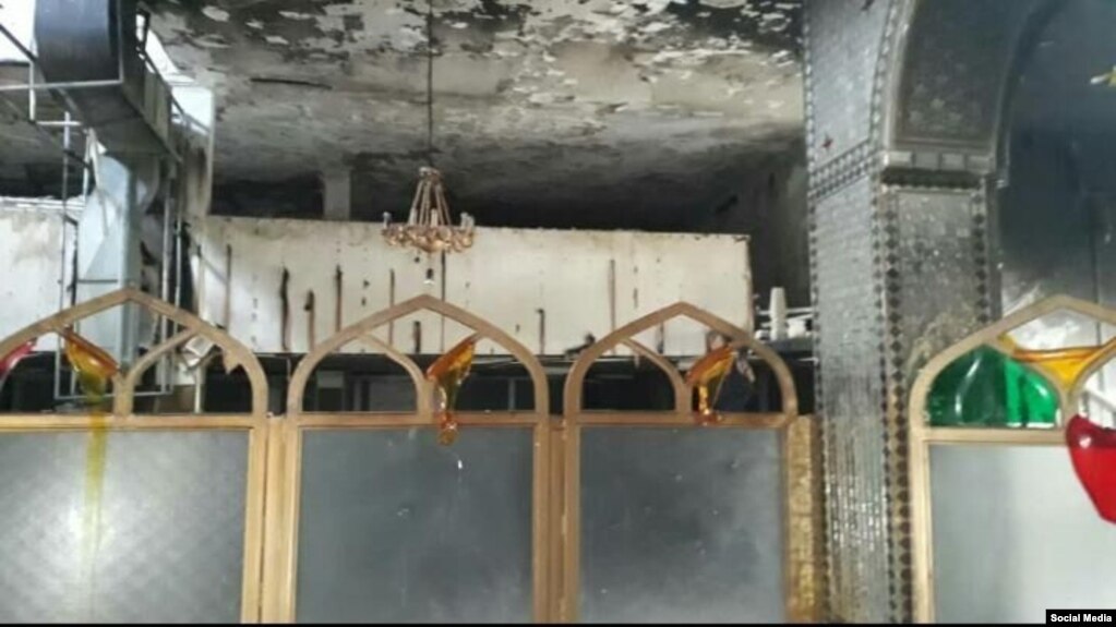 این تصویر در شبکههای اجتماعی منتشر شده و گفته میشود مربوط به بعد از به آتش کشیده شدن امامزاده است