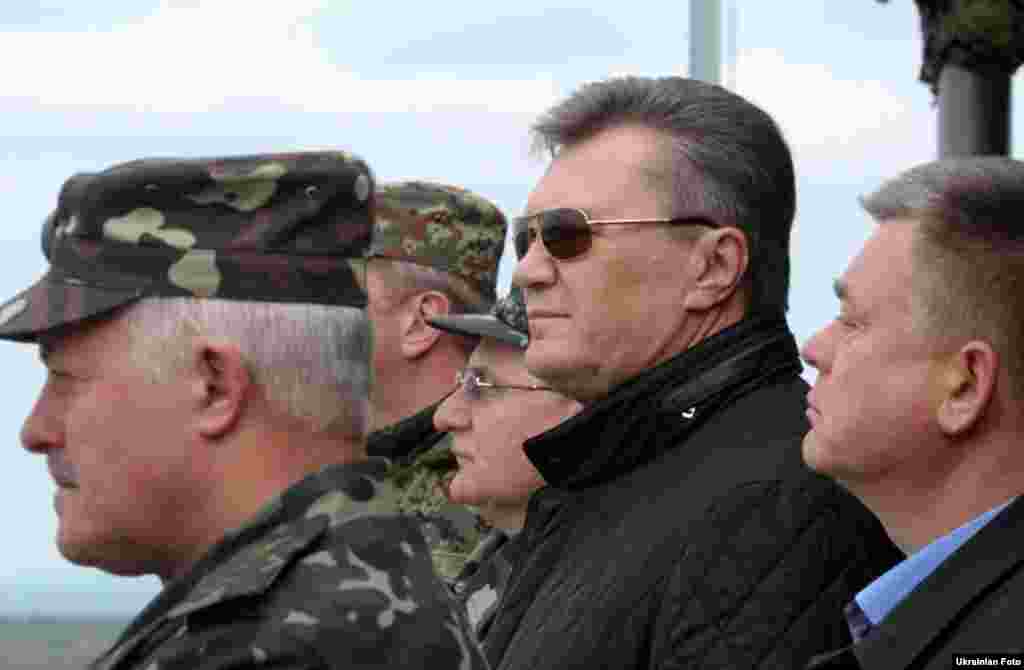 Віктор Янукович спостерігає за демонстраційно-тактичними навчаннями армії у Львівській області, 1 жовтня 2013 року