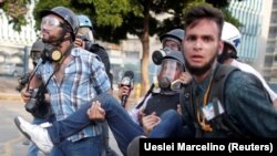 Fotoreporteri nose kolegu povređenog u nemirima na ulicama Karakasa, 1. maj