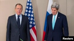 John Kerry və Sergei Lavrov 