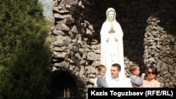 Супруги Асем и Марек Стэч с детьми у статуи Девы Марии. Алматы, 31 марта 2013 года.