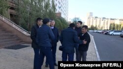 Активисты из села Торгай, несогласные с использованием земель в Костанайской области под фрагменты космических ракет, собрались, чтобы передать министру оборонной и аэрокосмической промышленности Казахстана Бейбуту Атамкулову свое обращение. Астана, 11 октября 2017 года.