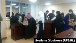 Мектептегі "хиджаб дауы" туралы іс бойынша сотқа қатысушылар мен тыңдаушылар. Астана, 30 қараша 2017 жыл.