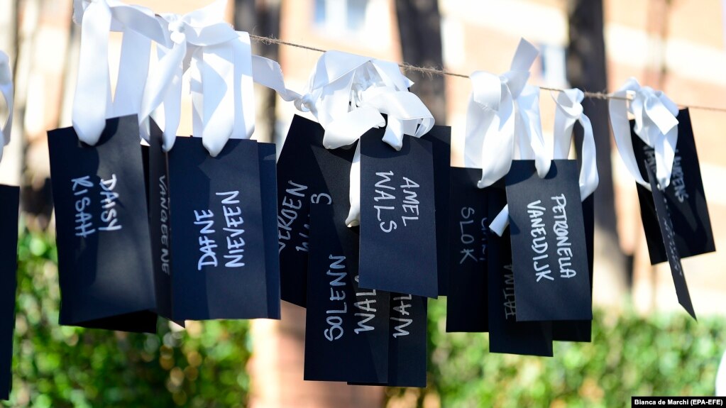 Родственники погибших австралийских пассажиров вывесили траурные ленты с именами всех жертв катастрофы рейса MH17 - перед зданием генерального консульства России в Сиднее, 17 июля 2019