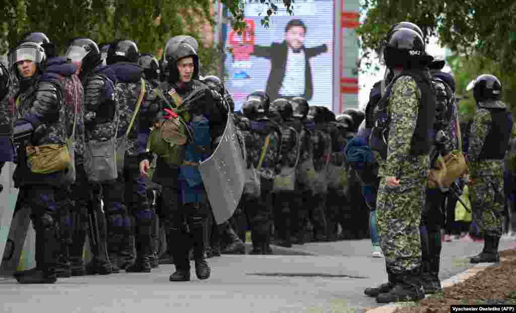 Мухтар Аблязов, основатель признанного казахстанским судом экстремистским движения ДВК, призывал своих сторонников выйти на протесты 9&nbsp; и 10 июня.