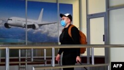 Український турист в аеропорту після повернення з Китаю, 30 січня 2020 року