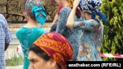 Türkmenistanda prezidentiň adyndan Halkara aýallar gününe gabat aýal-gyzlara pul sowgady her ýyl berilýär. Aýal-gyzlar pully bukjany maňlaýyna sylmaly.