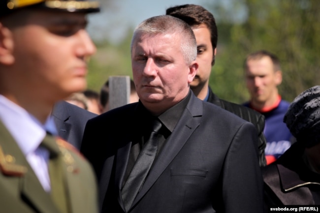 Отец Евгения Потапович на похоронах сына