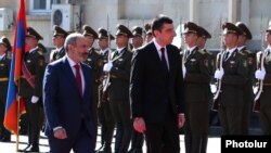 Armenia -- Prime Minister Nikol Pashinian (L) and his Georgian counterpart Giorgi Gakharia inspect an Armenian honor guard at a welcoming ceremony in Yerevan, October 15, 2019.