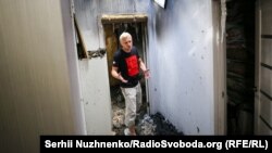 Активіст Віталій Шабунін біля свого будинку, який загорівся напередодні вночі. Київська область. Липень 2020 року
