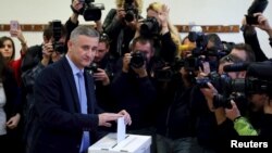 Голова Хорватського демократичного союзу Томислав Карамарко голосує на виборах, Загреб, Хорватія, 8 листопада 2015 року