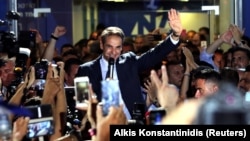 Lideri i partisë konservatore, “Demokracia e Re”, Kyriakos Mitsotakis mban fjalim para mbështetësve të tij, pas fitores në zgjedhje.