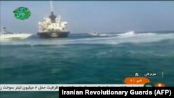 Эпизод событий в Ормузском проливе 18 июля: иранские катера задерживают судно под панамским флагом.