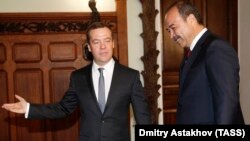 Премьер-министр России Дмитрий Медведев с узбекским коллегой Абдуллой Ариповым.