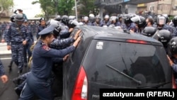 Ерменија: Полицијата отстранува автомобили во главниот град Ереван. 20.04.2018