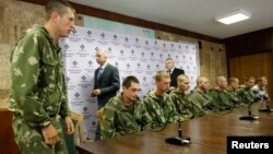 Украинада асир олинган россиялик десантчилар 27 август куни Киевда уюштирилган матбуот анжуманида.
