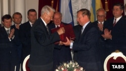 Президент Росії Борис Єльцин і президент України Леонід Кучма, 31 травня 1997 року.