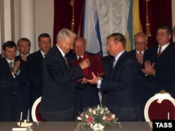 Президент Украины Леонид Кучма (справа) и президент России Борис Ельцин обмениваются экземпляром большого Договора, признавшего территориальную целостность Украины в границах 1991 года. Киев, Мариинский дворец, 31 мая 1997 года