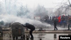 Protestë anti-qeveritare e organizuar nga partitë opozitare në Kosovë. 27 janar, 2015