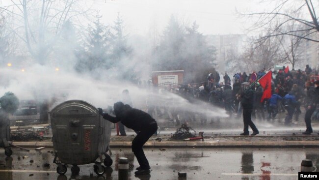 Protestë anti-qeveritare e organizuar nga partitë opozitare në Kosovë. 27 janar, 2015