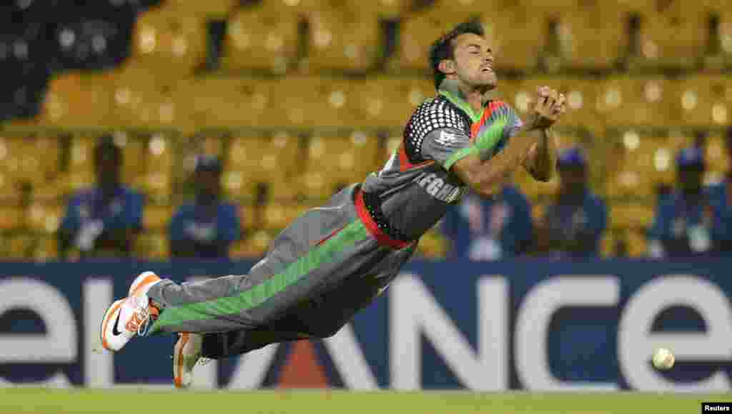 Afghanistan's Izatullah Dawlatzai, a substitute fielder, drops a catch from the bat of India's Suresh Raina during their ICC World Twenty20 match at the R. Premadasa Stadium in Colombo, Sri Lanka. (Reuters/Philip Brown)