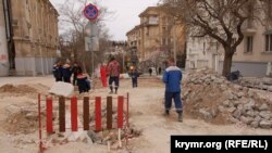 Видляд на перекриту і перекопану вулицю Шмідта з боку площі Ушакова у Севастополі