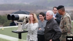 Вице-президент США Майк Пенс наблюдает за Северокорейской стороной на южной стороне демилитаризированной зоны 