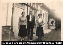 Станіслаў Атрашкевіч з жонкай Аленай і жонкай гаспадара фэрмы ў Францыі, дзе яны працавалі