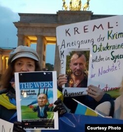 Українські учасники акції «Зупинити Путіна. Зупинити війну»(фото Тетяни Летаїв)