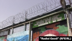 У ворот тюрьмы в Таджикистане. Иллюстративное фото.