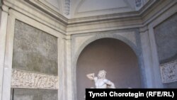 Туристтер көөнө гректердин “Лаокоон” айкелин (Gruppo del Laocoonte) маашырланып көрүп, гиддин сөзүн угуп жатышат. Ватикан, 2010-жылдын 21-декабры. Тынчтык Чоротегин, “Азаттык” үналгысы.