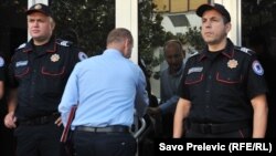 Jedan od funkcionera DF-a Milan Knežević dolazi u zgradu Višeg suda na suđenje u slučaju "državni udar", fotoarhiv