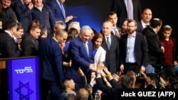 Premierul Benjamin Netanyahu cu sprijinitorii săi, 10 aprilie 2019. (Photo by Jack GUEZ / AFP)