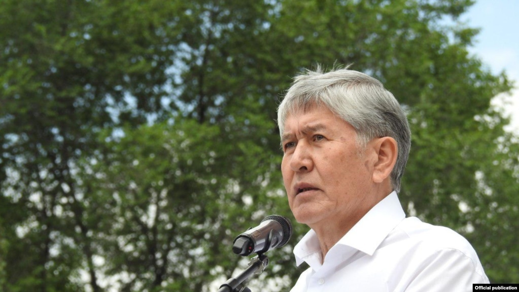 Қырғыз депутаттарының тең жартысы Атамбаевқа тиіспеушілік құқығын алып тастауды қолдады