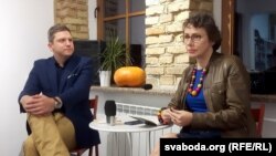 Павал Мажэйка, вядоўца сустрэчы ў гарадзенскім «Мэдыяруме», і Агнешка Рамашэўска-Гузы