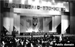 Второй съезд Руха был более помпезным, проводился во дворце «Украина. Октябрь 1990 года