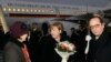 გერმანიის კანცლერი ანგელა მერკელი (შუაში) და საფრანგეთის პრეზიდენტი ფრანსუა ოლანდი მინსკის აეროპორტში
