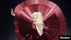 Lady Gaga MTV Europe Music Awards mərasimində mahnı ifa edir. 6 noyabr, 2011
