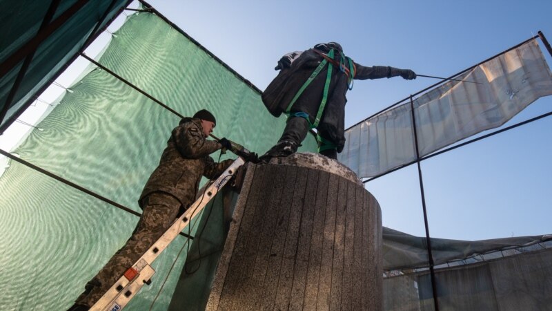 В Киеве демонтировали памятник Суворову