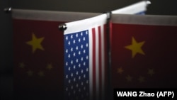 Flamuri i Shteteve të Bashkuara dhe ai i Kinës.